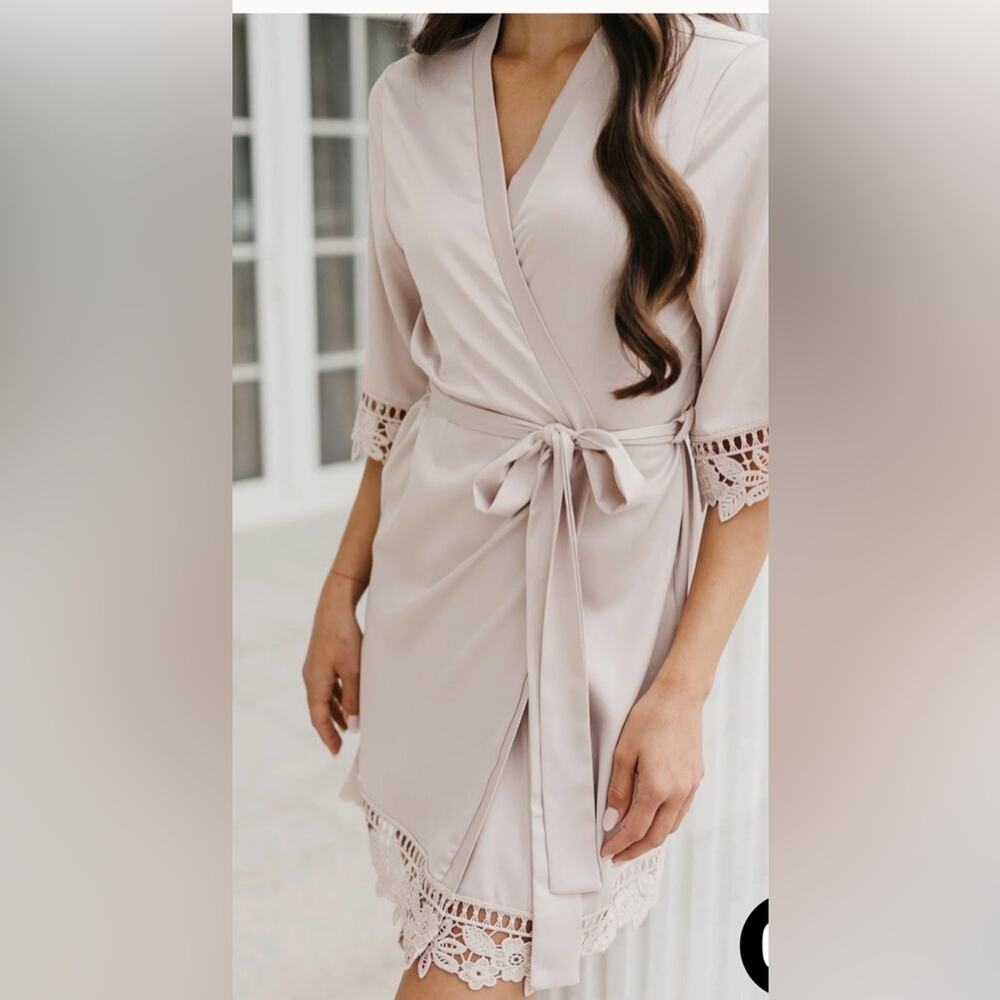 Le Rose Lauren Lace Satin blush color Robe size xs/s